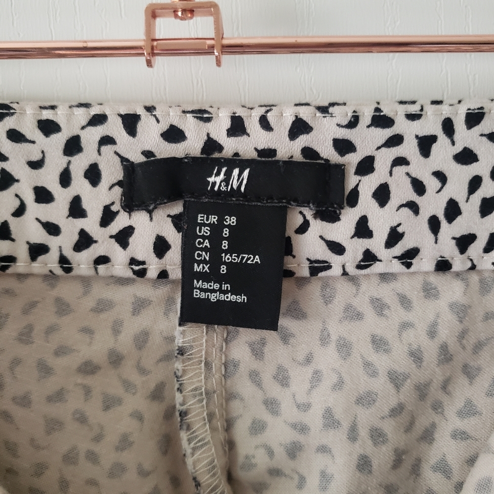H&M, Black & White, Polka Dot Print Shorts. Size 8. - Picture 5 of 12